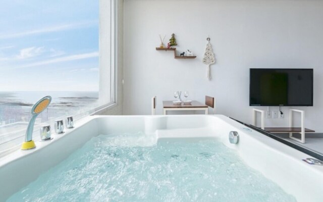 Daebudo (Seonjaedo) Gallery Spa Pension (Netflix Free)