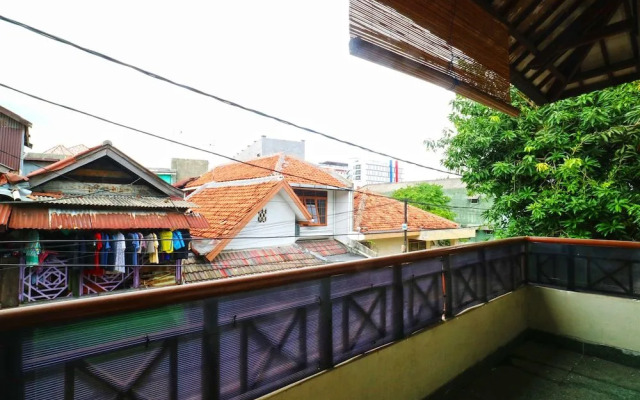 Premium Senen Guesthouse - Female Only
