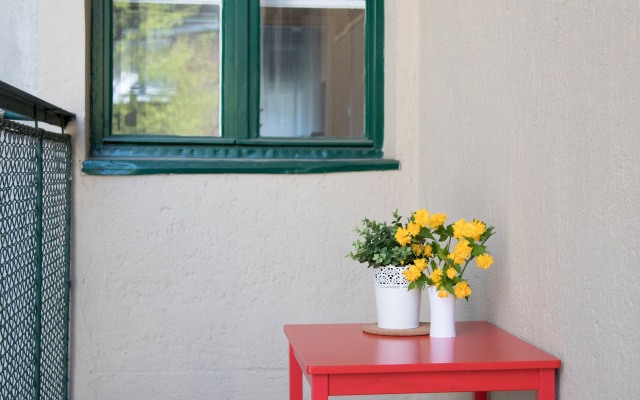 Cute Studio With Beautiful Balcony in the Center!