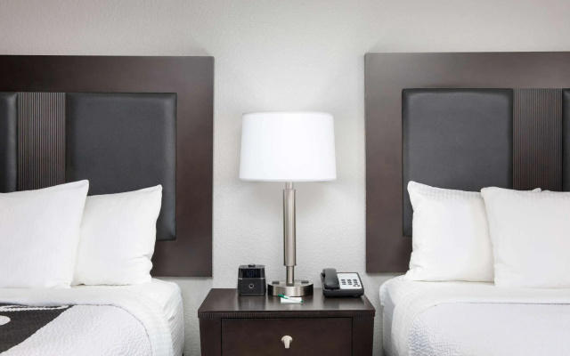 La Quinta Inn & Suites by Wyndham Atlanta Airport South
