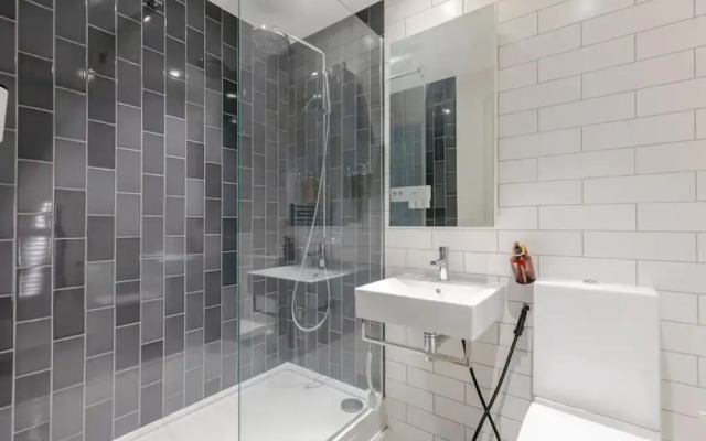 Charm & Convenience 3 Bed Near Excel London