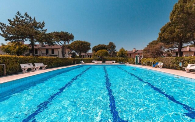 Beautiful Terraced House With Pool and Garden