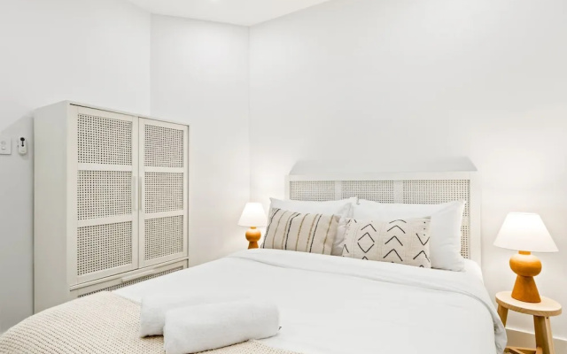 Peach Apartment at Palm View Collective – Guest Rooms – Sydney
