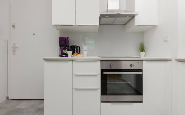 Studio With Balcony Kolejowa by Renters