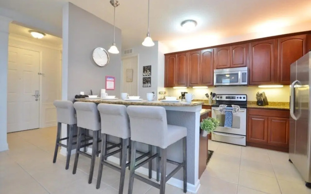 Beautiful Modern Condo, Near Parks-2012