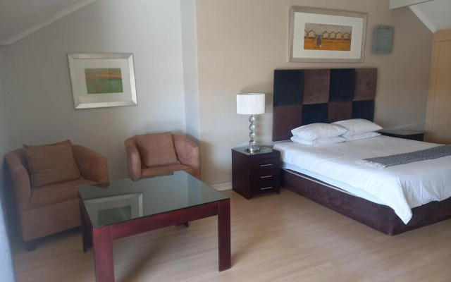 Mount Royal 31 - Large 1 bed with balcony