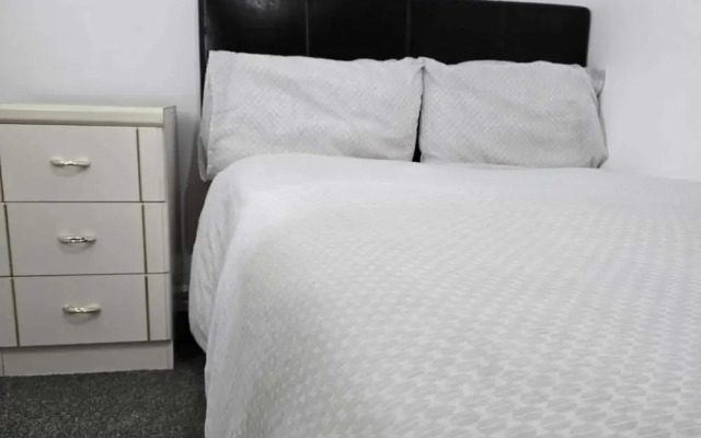 Milton Keynes - Sleeps 6 - Free Parking