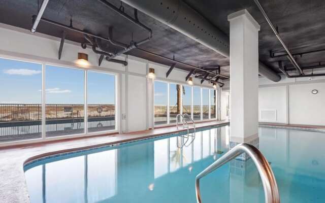 2br/2ba Sleeps 8, Beachfront w/ Pool