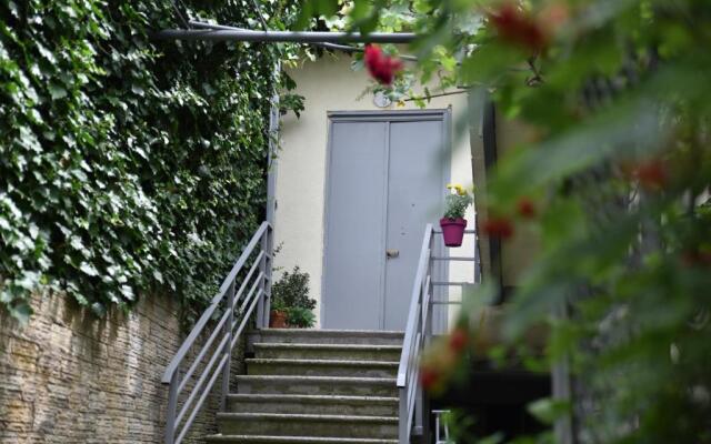 3 BD App with cozy Garden