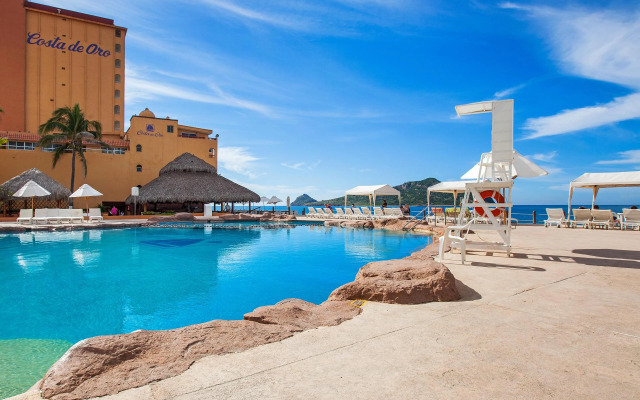 Costa De Oro Beach Hotel