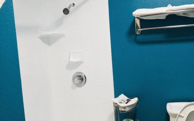 Casa Blanca Inn & Suites