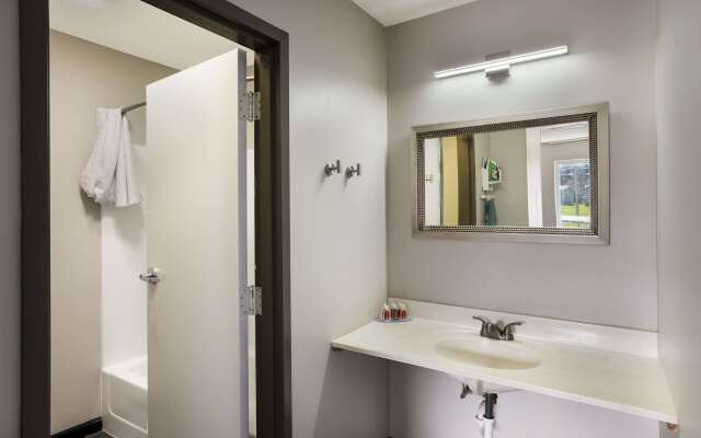 Econo Lodge Inn & Suites Canandaigua - Fingers Lake Area