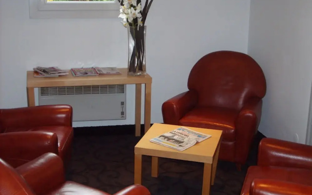 Brit Hotel Baillet En France