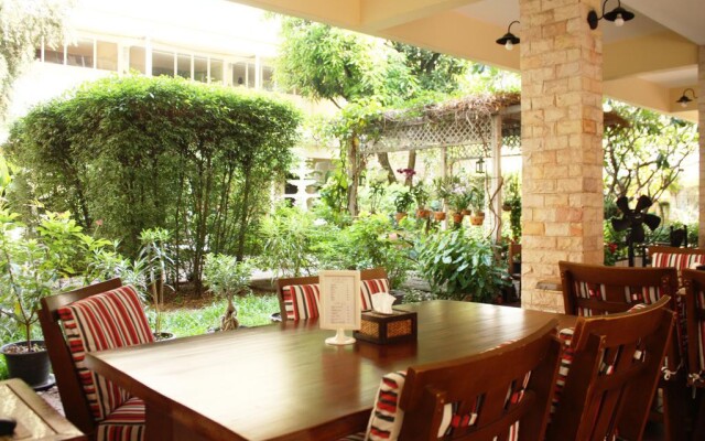 Feung Nakorn Balcony Rooms and Cafe