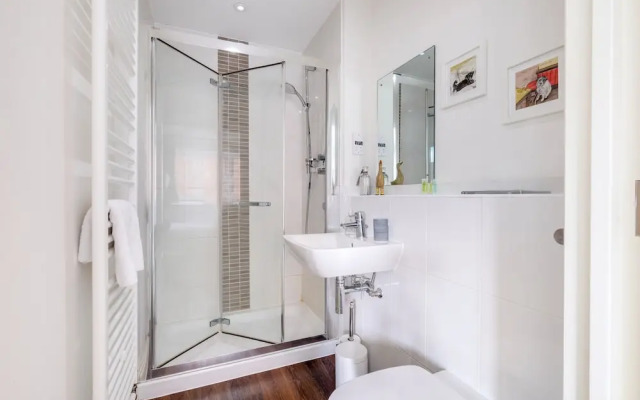 Foxherne 6 Bed & 3 Bath Serviced Hse -20