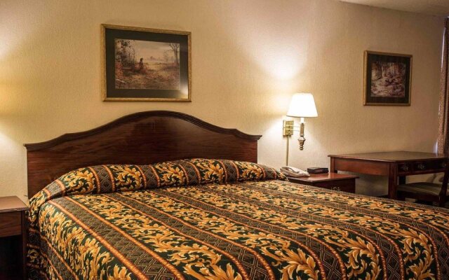 Econo Lodge Inn & Suites