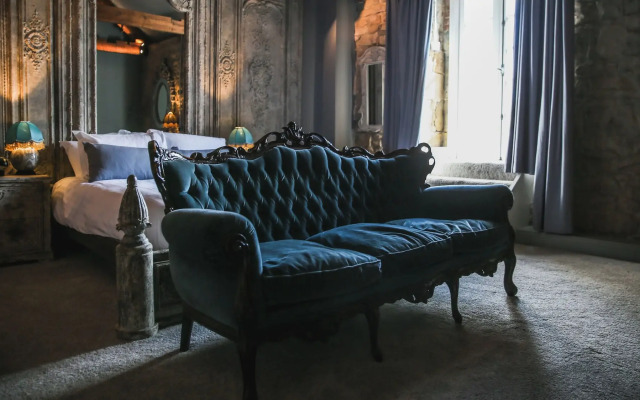 Le Petit Chateau & William de Percy