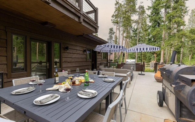 Dillon - Private Mountain Home w Hot Tub w Views & Shuffleboard!