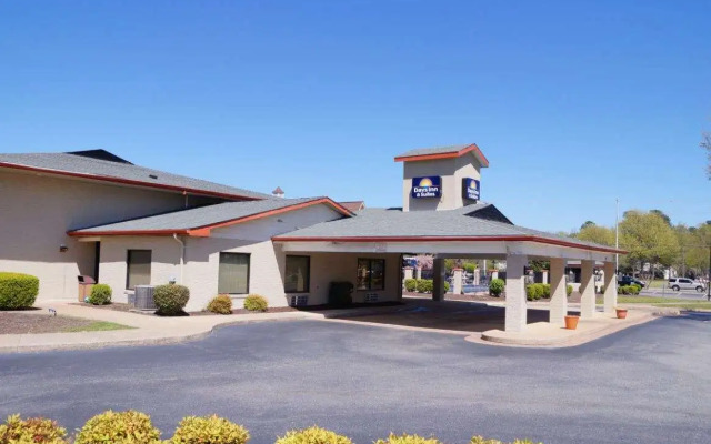 Days Inn & Suites by Wyndham Williamsburg Colonial