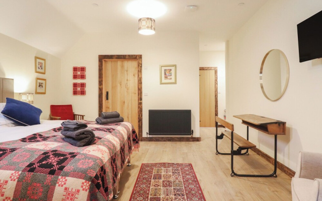 Godre'r Gyrn, Plas Moelfre Hall Barns