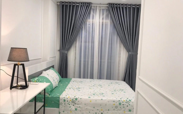 Smiley Apartment 8