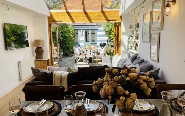 Dolls House - Luxury Townhouse - From 400 Per Night