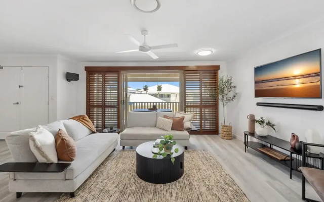 3-bed Haven With Balcony and Bbq, 5-min to Beach