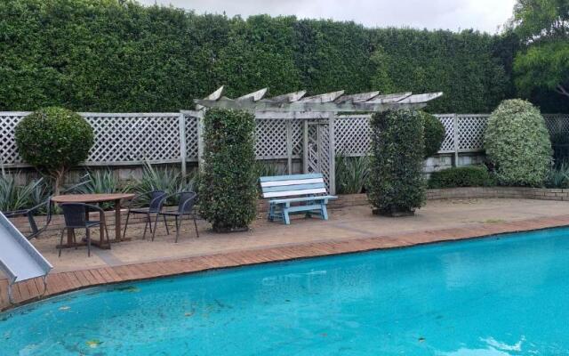 The Pool House, Romantic Country, King Bed