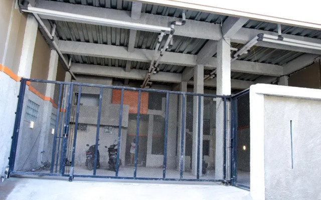 RedDoorz near Mangga Dua Square