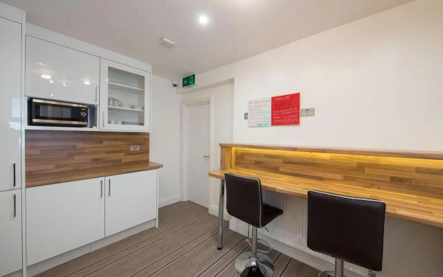 Heathrow-Windsor House for contractors & big groups