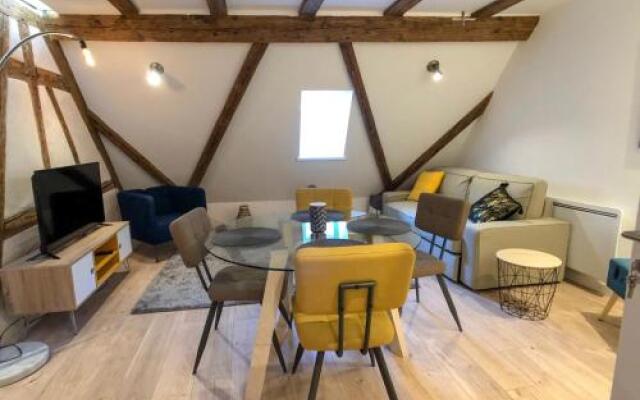 Beauty & The Beast Old Town Cosy Apartments