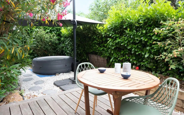 Idéal couple Jacuzzi et jolie cour intérieure
