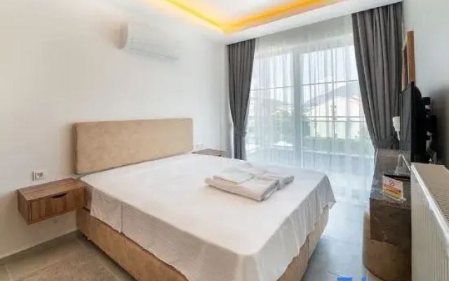 Midpoint Suites - Deluxe Suite 104