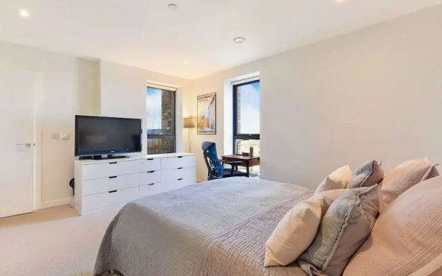 Lovely Luminous 3 Bed Flat, With Secure Ev Parkng
