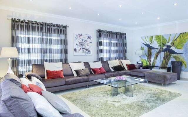 Outstanding Villa Very Well Located Near The Beach