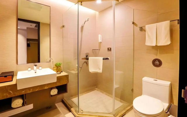 Home Inn Plus (Dalian Development Zone Jinma Road Wanda Plaza)