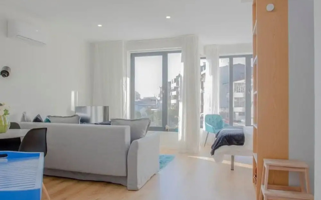 Liiiving in Porto Bright Light Studio