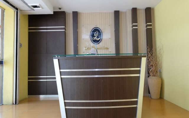 OYO 89352 Golden Terminal Lodge