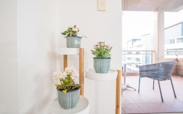 Convenient Rockdale Apartment Next To Station & Beach