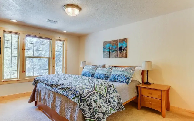 3 Mt Baker Peaceful Lodge Style Home with Private Hot Tub and BBQ on the Patio by RedAwning