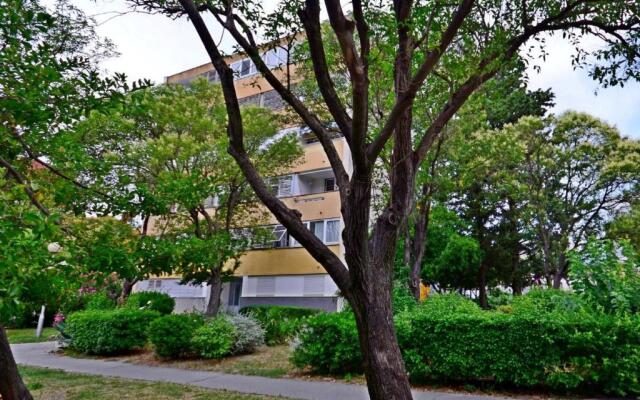 Spacious apartment Neven near center, with two AC units