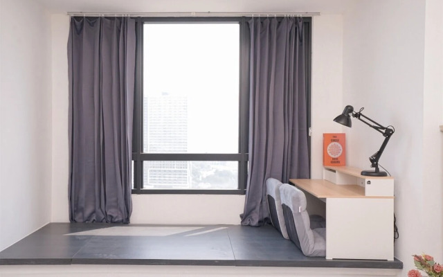 Warm Cozy Studio Room at Collins Boulevard Apartment
