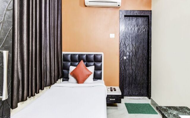 OYO 27698 Hotel Navneet Residency