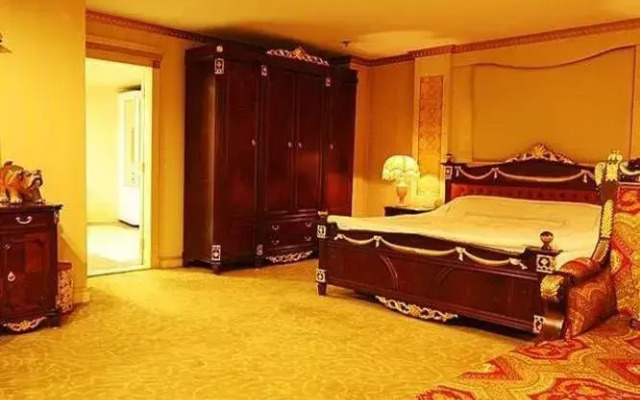 Century Plaza Qidu Hotel