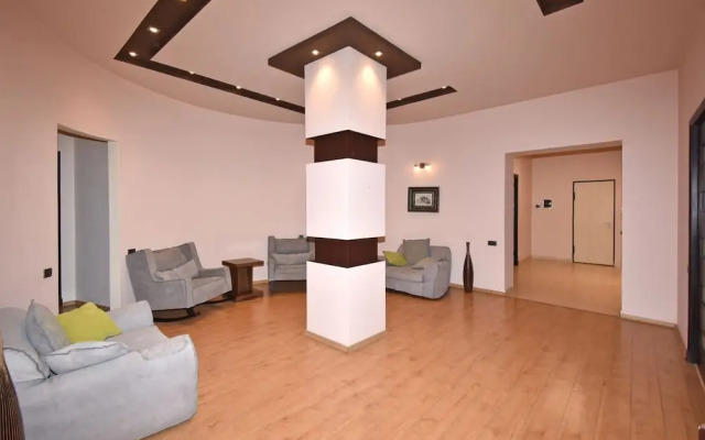 Spacious Apartment by Luxe Group TT606