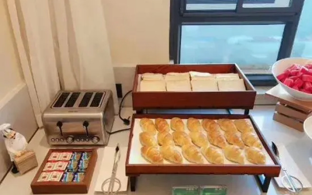 Jiaxing Haiyan Xiaoyu Business Hotel