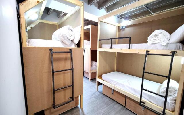 Cwtsh Hostel