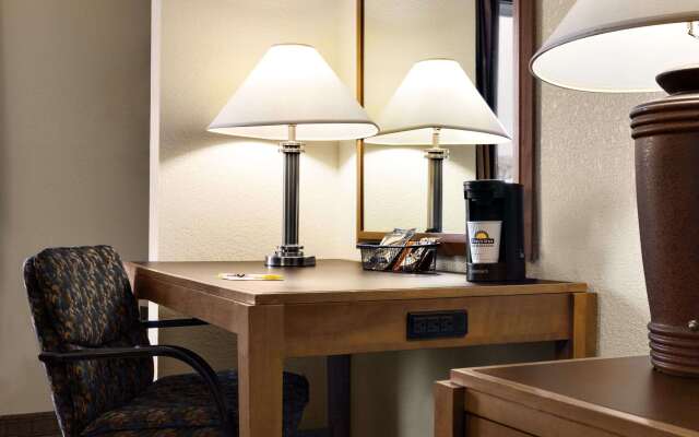 Days Inn by Wyndham Oglesby/ Starved Rock