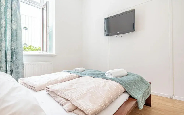 6BR Apt with Garden near Danube