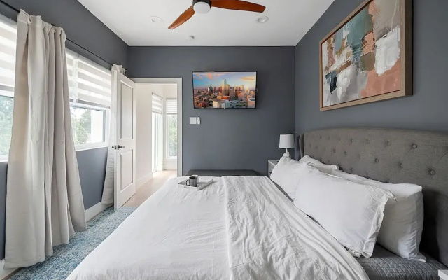 Urban Comfort King Bed Rooftop Backyard